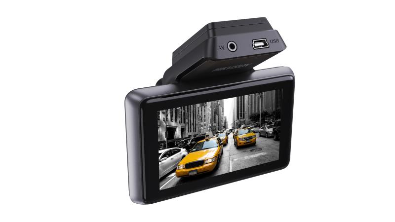 Hikvision dashcam بتحكم صوتي ومراقبة أثناء التوقف